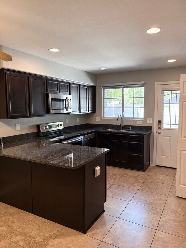 Building Photo - **WONDERFUL & SPACIOUS 3 BEDROOM/2.5 BATHROOM TOWNHOUSE IN CHANDLER (RAY & MCQUEEN)**