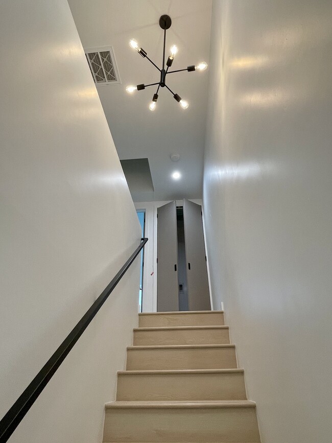 Building Photo - 611 1/2 W 41st Pl