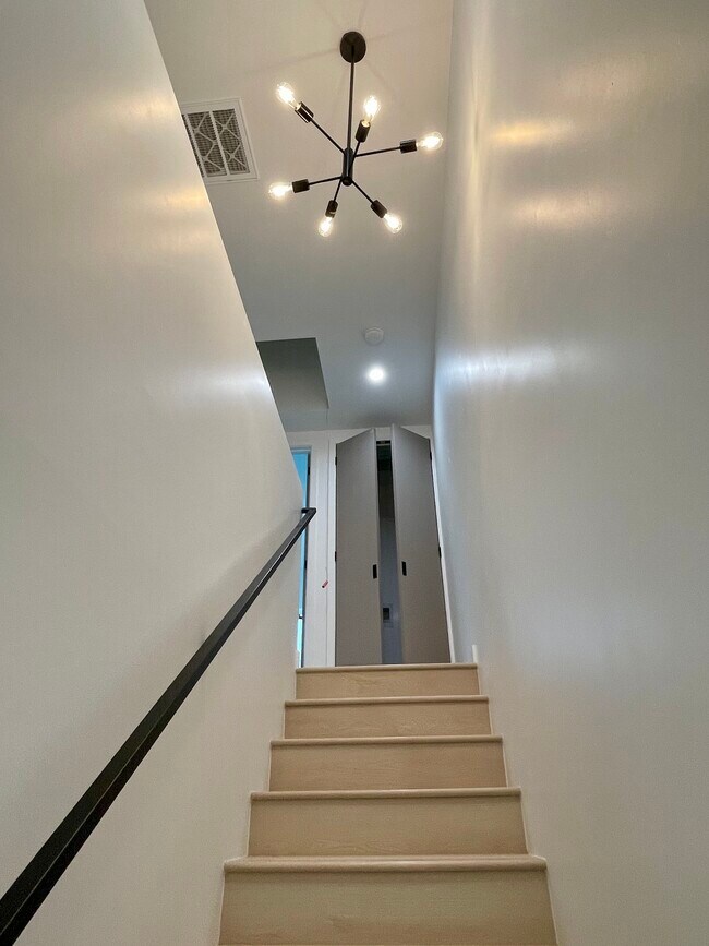 Foto del edificio - 611 1/2 W 41st Pl