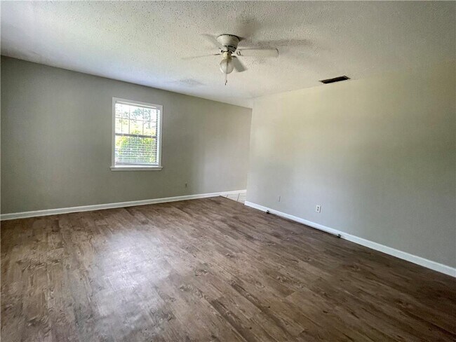 Building Photo - 880 Trailwood Dr W