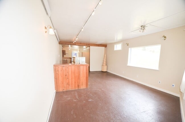Building Photo - Live/Work Space! Main St Alma!