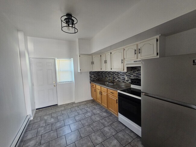 Building Photo - 1442 S 27th St