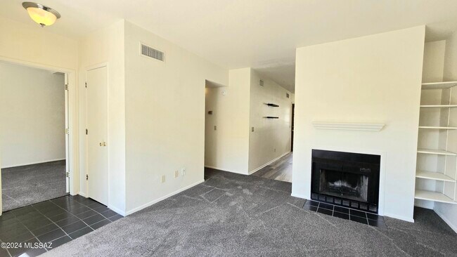 Foto del edificio - 3690 N Country Club Rd