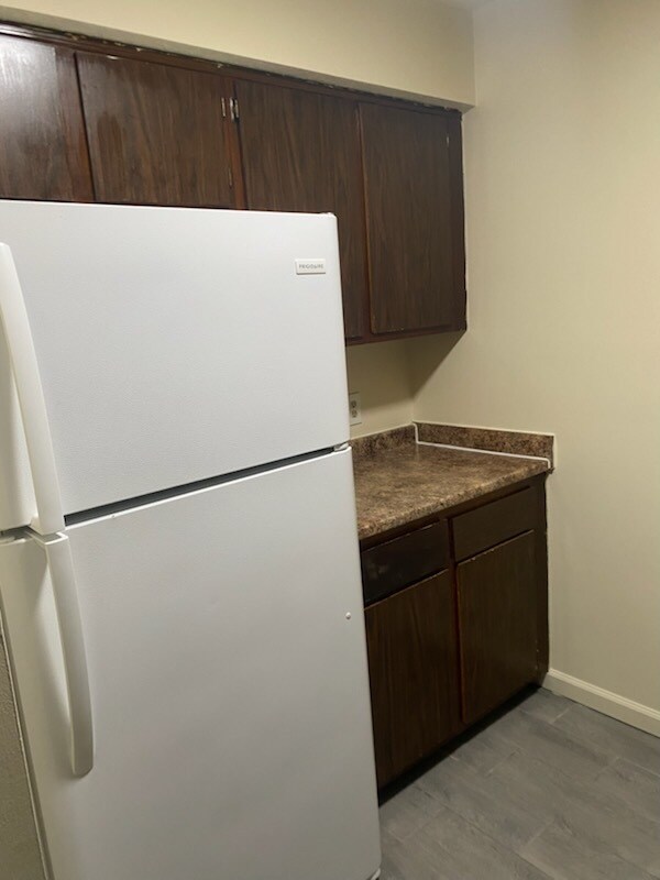 Encimera de cocina y refrigerador - Oak Forest Apartments