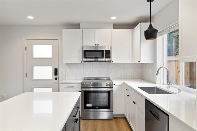 Foto del edificio - 8045-B Interlake Ave N