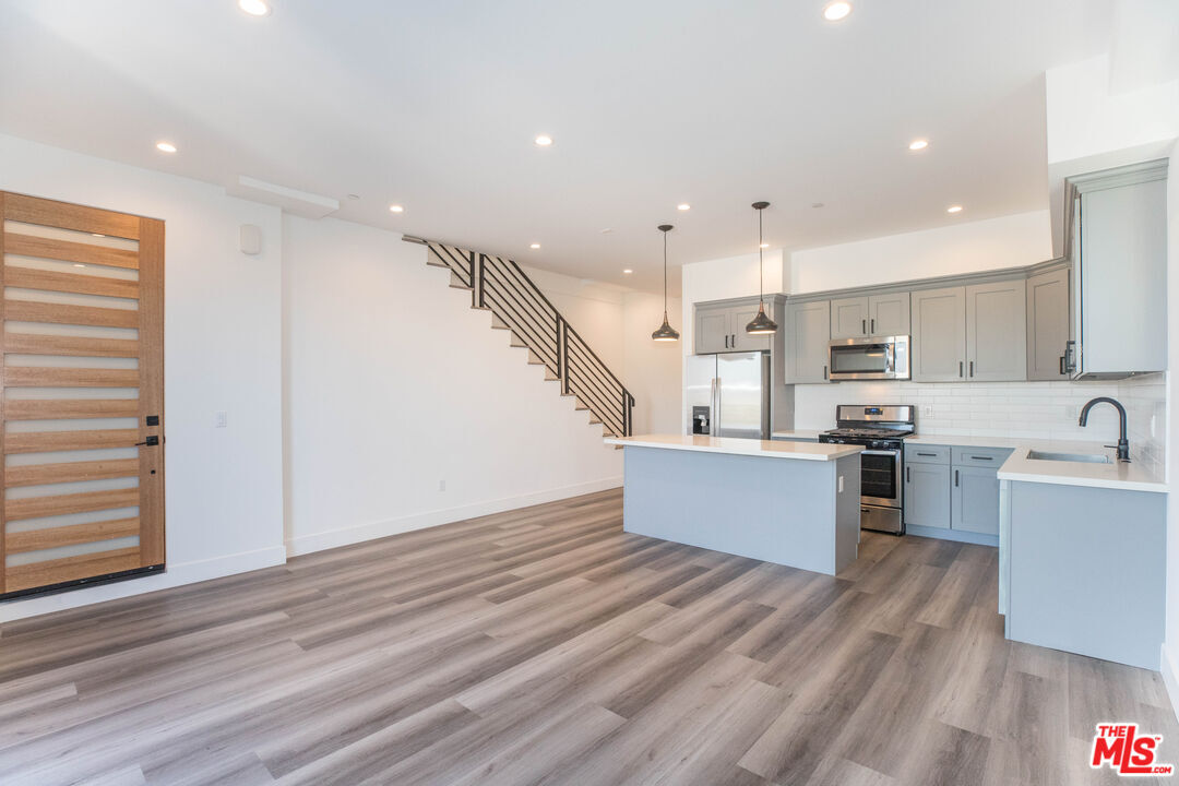 Foto principal - 525 S Normandie Ave