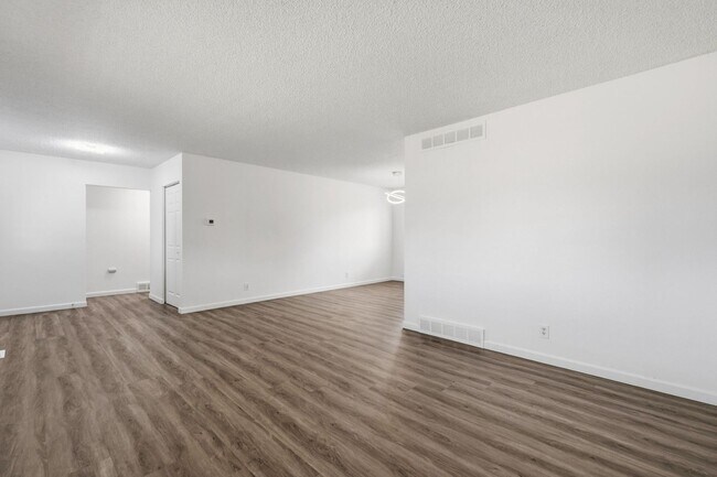 Building Photo - 5 bedroom / 2 bath / Beautifully Updated