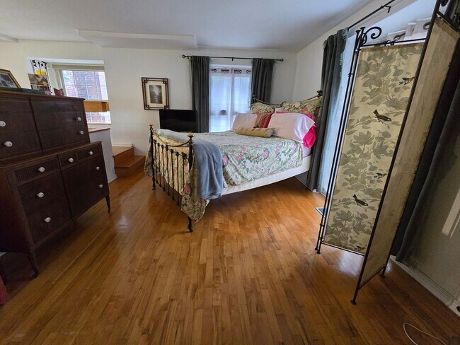 Foto del edificio - BEAUTIFUL BRIGHT TRI-LEVEL APARTMENT - OFF...