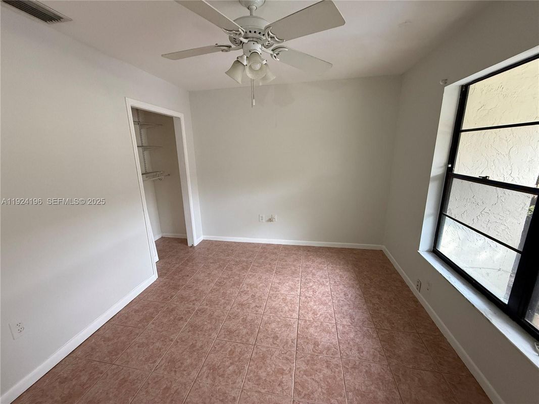 Foto del edificio - 3325 Oak Dr