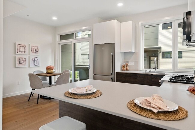 Building Photo - Beautiful Eastlake Condo