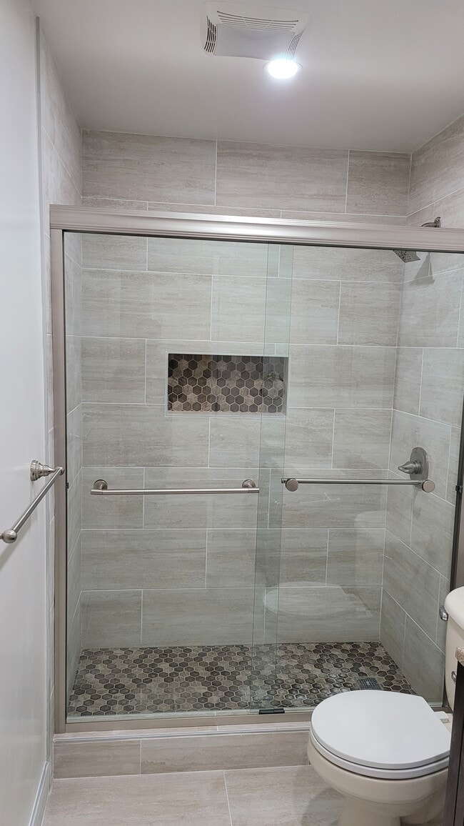Hallway bath - 1203 Cobb St