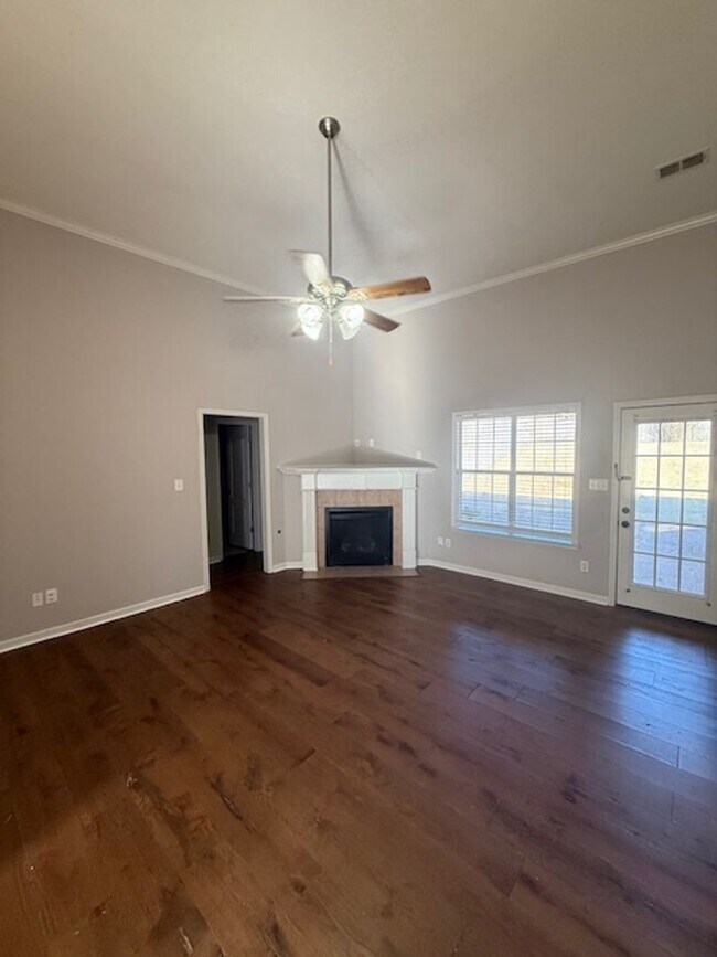 Foto del edificio - 3 bed 2 bath home with a large bonus room and an additional room that would be perfect for an off...