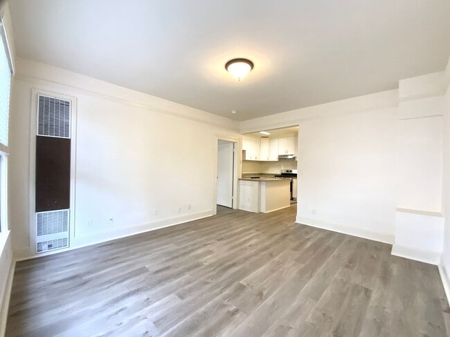 Building Photo - UPDATED 1BR! DISHWASHER! HARDWOOD! Laundry On-Site
