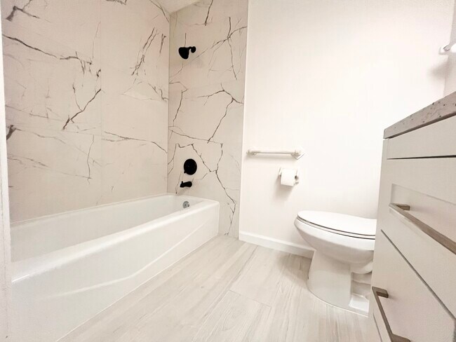 Building Photo - 2420 Briar Oak Cir