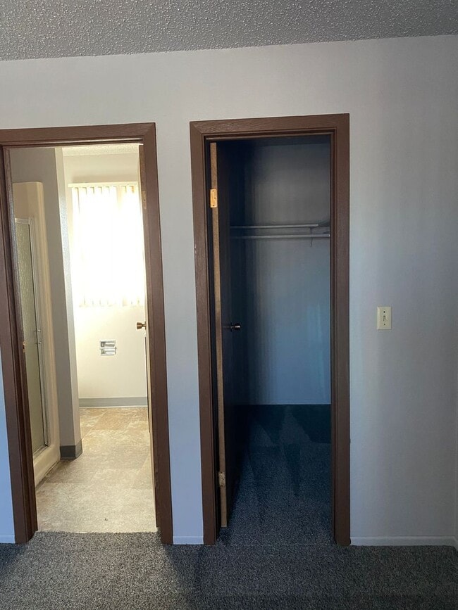 Building Photo - Beautiful, Spacious 3 bed Townhome