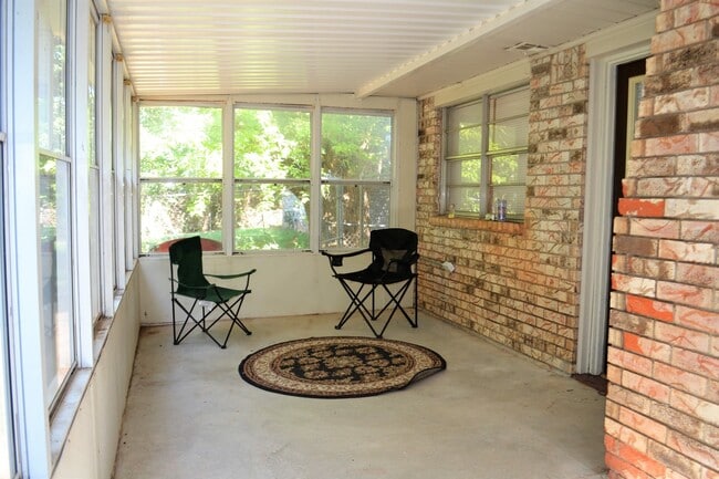 Building Photo - 3 Bedroom 2 Bath Home in Shawnee