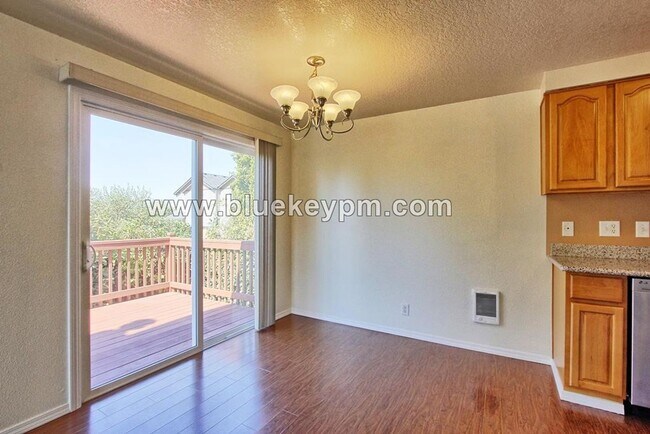 Foto del edificio - $1545 Month    2 Bed, 1 Bath Condo Living Downtown Vancouver on 33rd and Kauffman