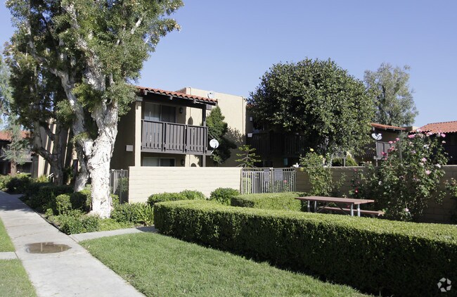 Pacific Pointe Apartments Tustin, CA