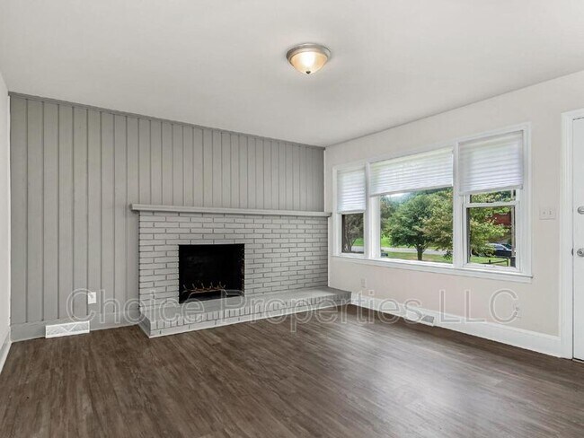 Building Photo - 4401 Holbrook Dr