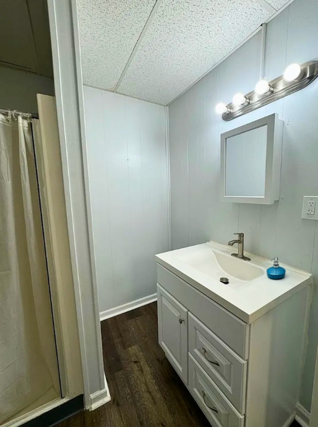 Building Photo - Completely Remodeled Spacious One-Bedroom Apartment First Floor