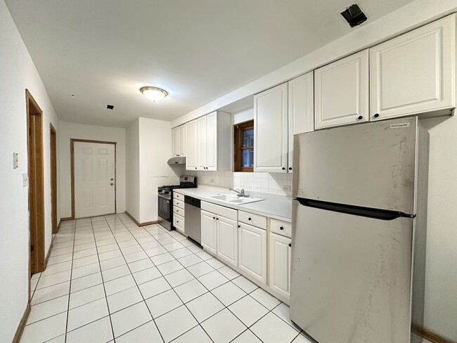 Building Photo - 918 N Paulina St