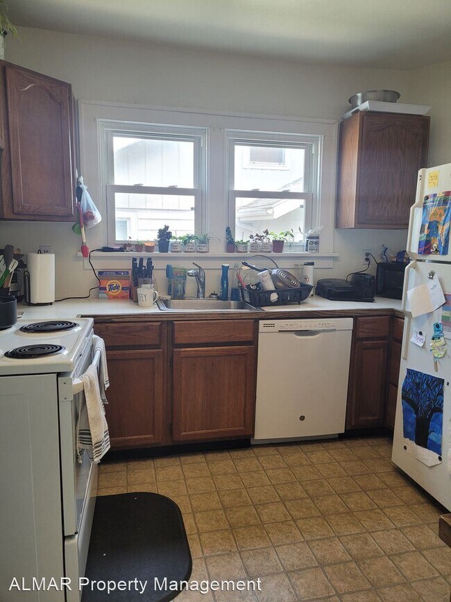 Building Photo - 3 br, 1 bath House - 444 S. Summit