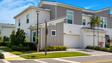 Building Photo - 16454 Helix Ct