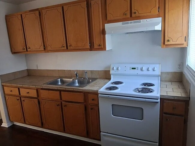 Building Photo - 889 Cheyenne Dr