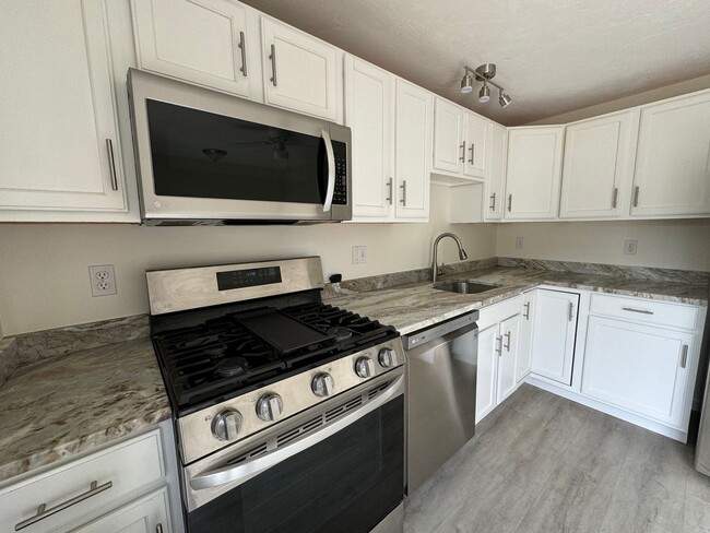 Building Photo - Updated 2-Bed Townhouse| Lowell, MA| Pet-O...