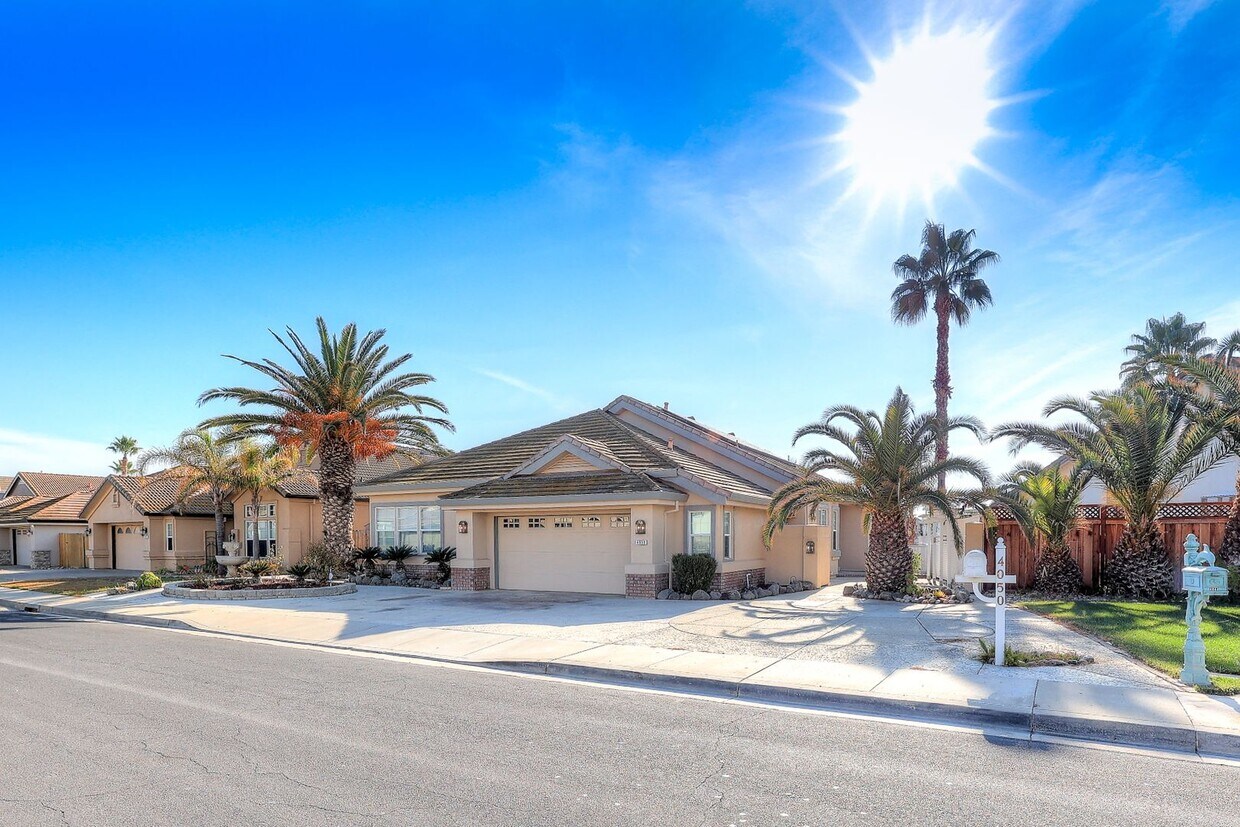 Foto principal - OPEN FLOOR PLAN WITH SIDEYARD PARKING AND WONDERFUL REAR DECK WITH OVERHANG