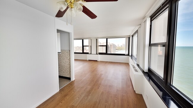 Foto del edificio - 7447 S South Shore Dr