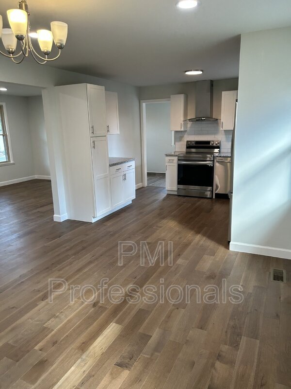 Building Photo - 555 Harding Pl