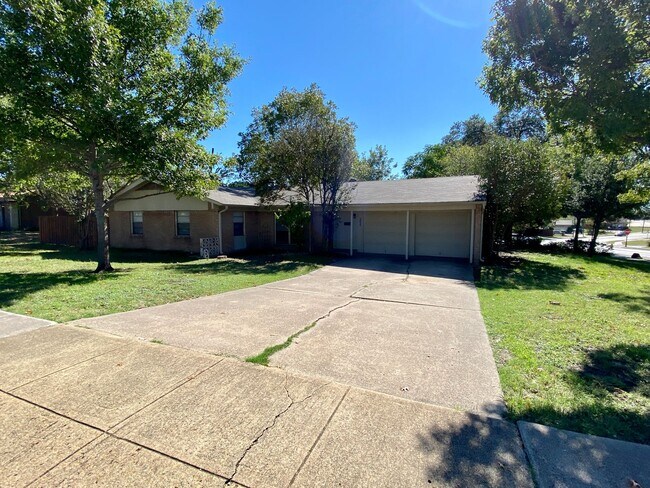 Building Photo - Spacious 3 bed, 2 bath home for rent!