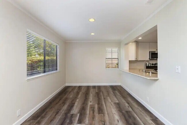 Foto del edificio - Upgraded La Costa Townhome