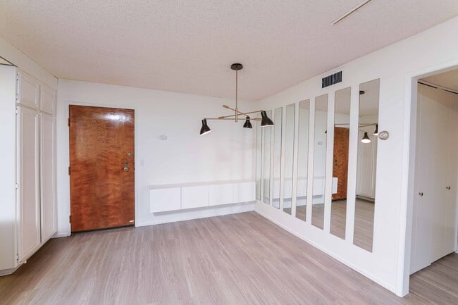 Building Photo - 2 Bedroom unit in Los Angeles