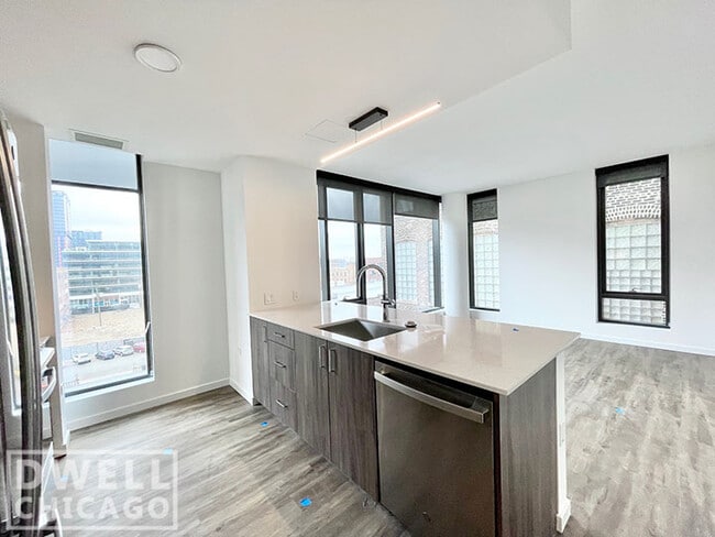 Foto del edificio - 1111 W Lake St