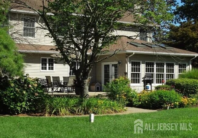 Foto del edificio - 246 Fresh Ponds Rd