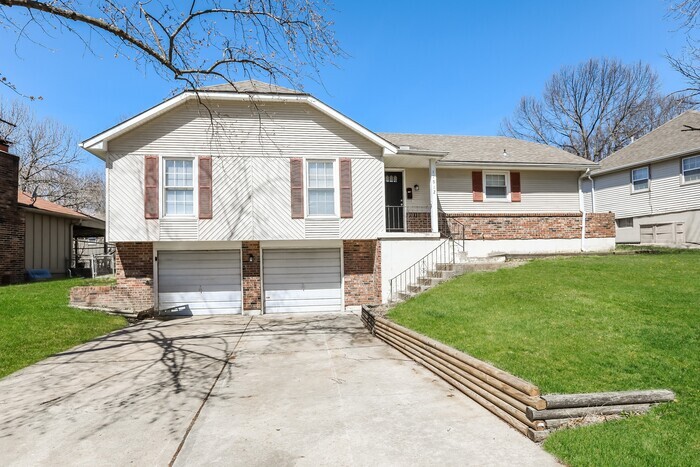 Foto principal - Refreshed Split-Level in Grandview, MO