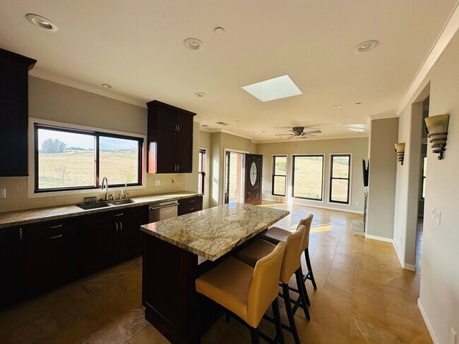 Foto del edificio - 464 Sonoma Mountain Rd