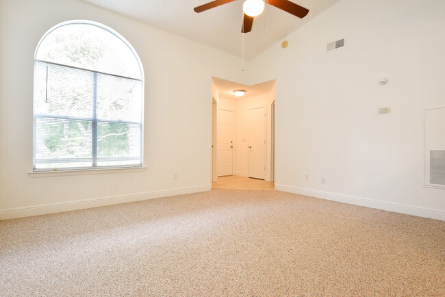 Building Photo - Charming 2 Bed 2 Bath Second Floor Gated C...