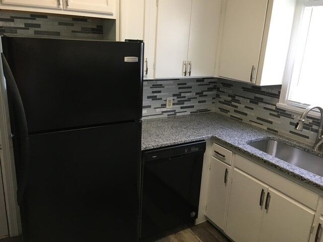 Foto del edificio - 629 Sylvan Ln