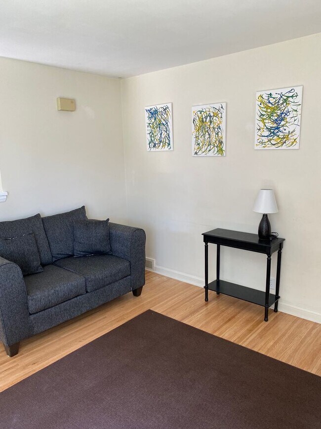 Foto del edificio - Fully Furnished 5 bedroom 1.5 Bathrooms St...