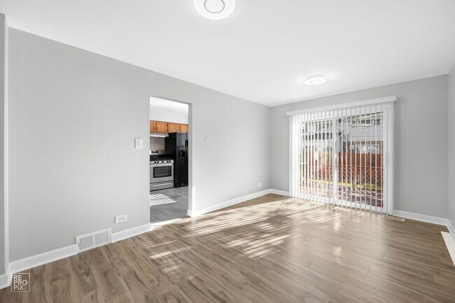 Foto del edificio - 9421 Meadow Ln