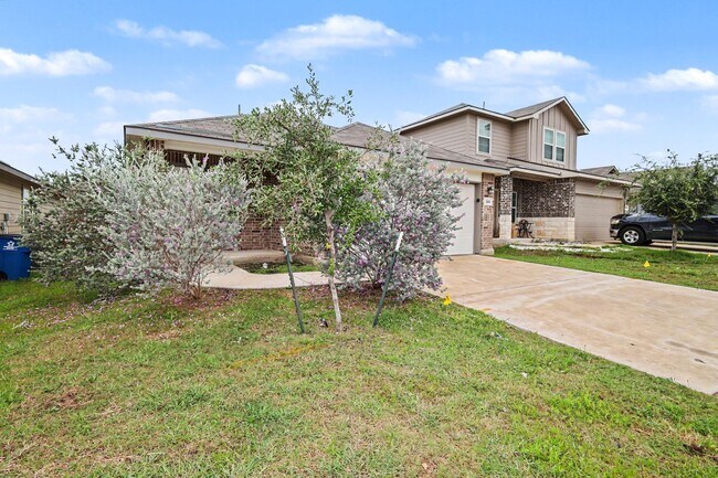 Foto del edificio - Beautiful Home in The Links at River Bend | Golf Course Community Living