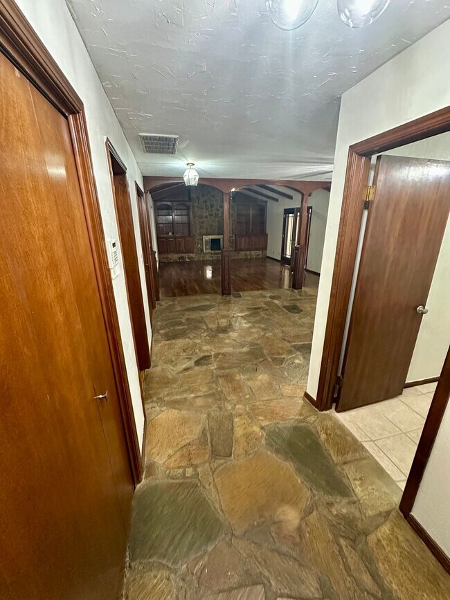 Foto del edificio - Immaculate major remodeled executive home in West Norman