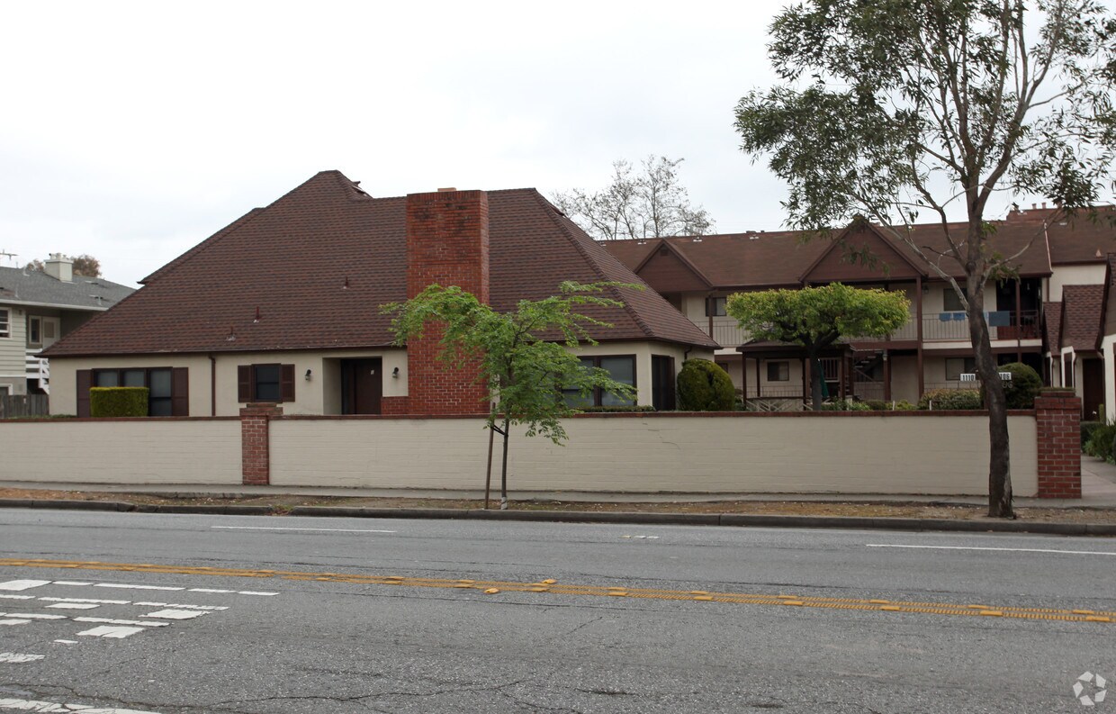 Primary Photo - 1110 El Camino Real