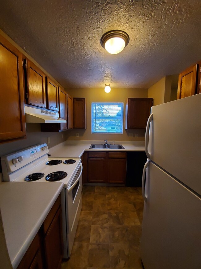 Foto del edificio - 4 bedroom, 2 bathroom duplex.