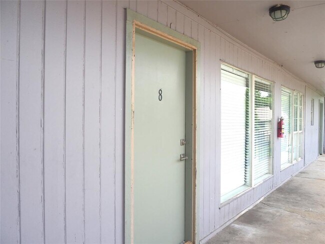 Building Photo - 4910 Saxon Dr