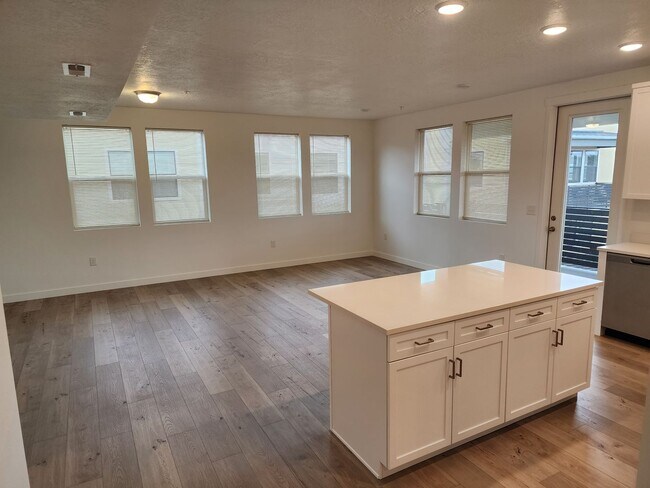 Building Photo - Luxury 3 Bedroom condo in New community!