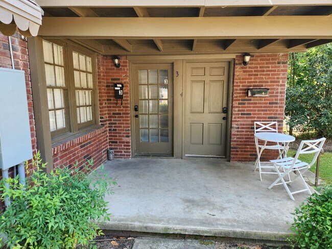 Building Photo - Cozy Apartment located near UAMS!